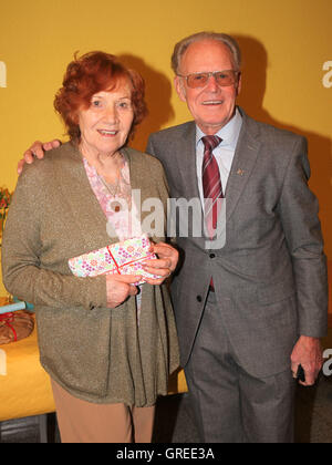 Radsport-Legende Gustav Adolf Schur Täve-mit Frau Renate bei einem Festakt zu Ehren seines 85. Geburtstages In Biederitz Stockfoto