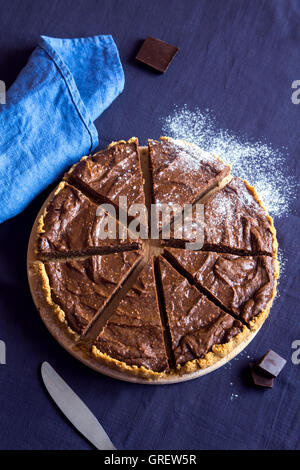 Hausgemachte Schokolade Kuchen (Käsekuchen) mit Puderzucker hautnah Stockfoto