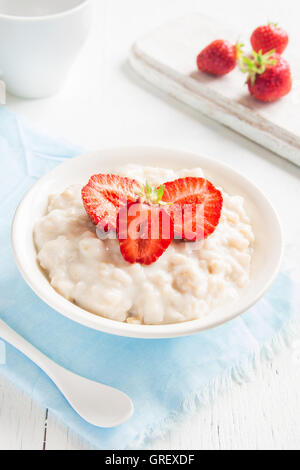 Haferflocken-Porridge mit Erdbeeren in Schale für gesundes Frühstück Stockfoto