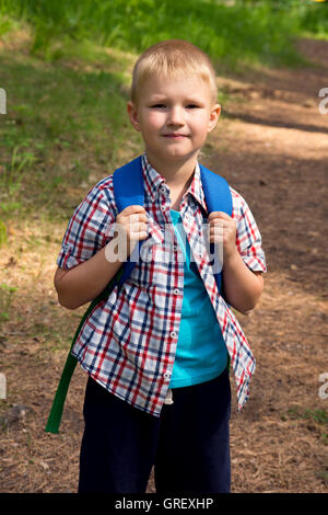 Kleiner Junge (Kind, Teen) Spaß im Sommer Wald, Closeup portrait Stockfoto