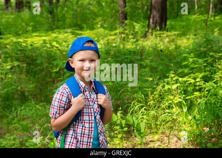 Kleiner Junge (Kind, Teen) Spaß im Sommer Wald, Closeup Portrait im Sonnenlicht mit Textfreiraum Stockfoto