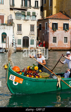 Venedig, Italien - 4. September 2016: Historische Schiffe öffnen die Regata Storica, das wichtigste Ereignis in der jährlichen "Voga Alla Veneta" Stockfoto