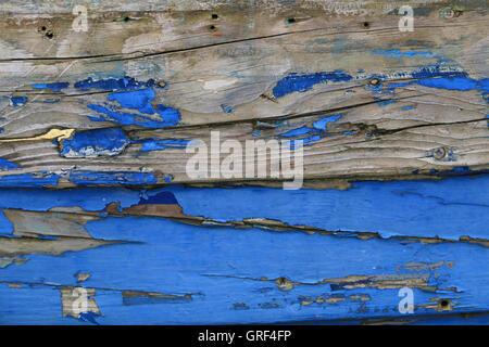 Verwitterte Farbe auf einem Holzboot Stockfoto