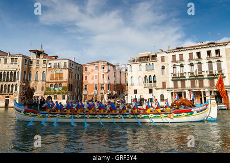 Venedig, Italien - 4. September 2016: Historische Schiffe öffnen die Regata Storica, das wichtigste Ereignis in der jährlichen "Voga Alla Veneta" Stockfoto