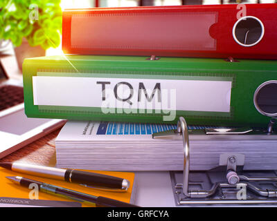Ordner "Green Office" mit Aufschrift TQM. Stockfoto