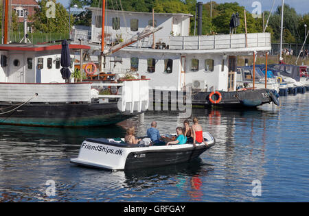 Junge Menschen auf einem Picknick-Segeltörn in Christianshavn Canal im gemieteten Boot nach Friendships.dk in Kopenhagen Stockfoto