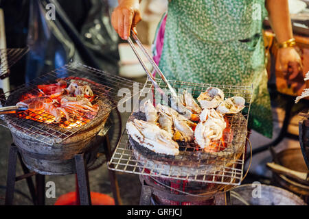 CHIANG MAI, THAILAND - 27 AUGUST: Food Vendor kocht Meeresfrüchte am Samstag Nachtmarkt (Walking Street) am 27. August 2016 in Stockfoto