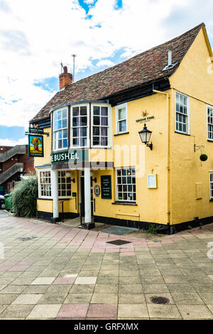 Der historische "The Scheffel" Greene King Pub mitten in einem Einkaufszentrum, Newmarket, Suffolk, UK Stockfoto