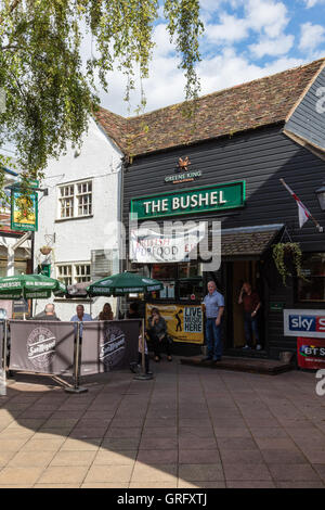 Der historische "The Scheffel" Greene King Pub mitten in einem Einkaufszentrum, Newmarket, Suffolk, UK Stockfoto