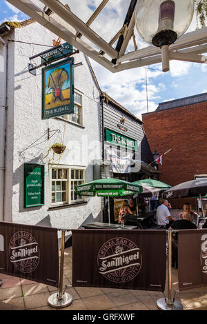 Der historische "The Scheffel" Greene King Pub mitten in einem Einkaufszentrum, Newmarket, Suffolk, UK Stockfoto