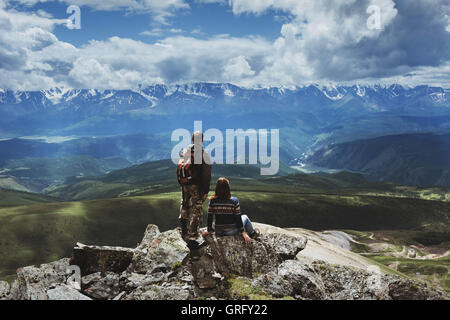 Paar Mann und Frau steht Top mountain Stockfoto