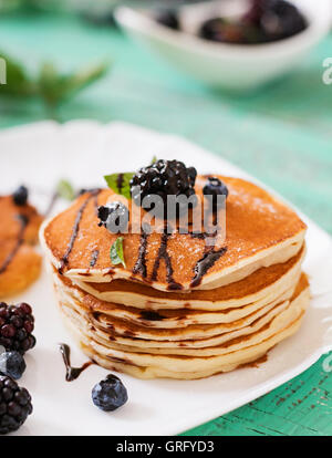 Leckere Pfannkuchen mit Brombeeren und Schokolade. Stockfoto