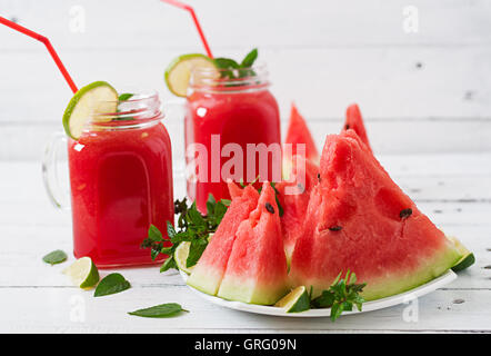 Frische Wassermelone Smoothies mit Limette und Minze auf weißem Holz Hintergrund Stockfoto
