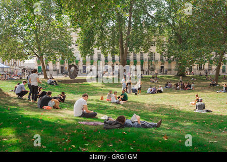 London City Square, Aussicht an einem Sommernachmittag von Menschen entspannen in Fitzroy Square Garden, Central London, UK. Stockfoto