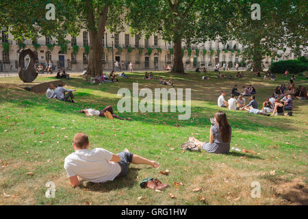 Fitzroy Square London, Blick auf die Menschen entspannen in Fitzroy Square Garden an einem Sommernachmittag, London, England, Großbritannien. Stockfoto