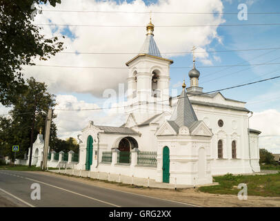 Kirche Nikolaya Wundertäter auf Hintergrund blauer Himmel in der Stadt Mstyora, Russland Stockfoto