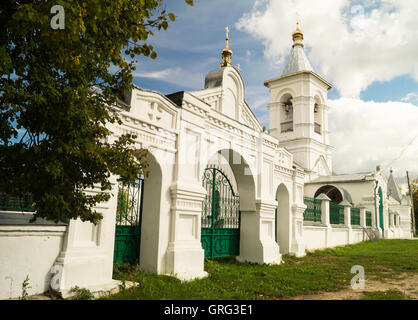 Kirche Nikolaya Wundertäter auf Hintergrund blauer Himmel in der Stadt Mstyora, Russland Stockfoto