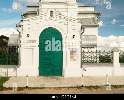 Kirche Nikolaya Wundertäter auf Hintergrund blauer Himmel in der Stadt Mstyora, Russland Stockfoto