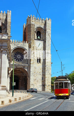 Die Kathedrale von Lissabon (Santa Maria Maior de Lisboa) und traditionellen alten Straßenbahn, Portugal Stockfoto