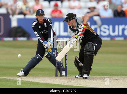 Sophie Devine in batting Aktion für Neuseeland Entsprechung als Sarah Taylor auf - England Frauen Vs New Zealand Women - sieht erste der NatWest Sommer T20 Cricket-Serie auf dem Ford County Ground, Heimat von Essex CCC, Chelmsford - 29.06.10 Stockfoto