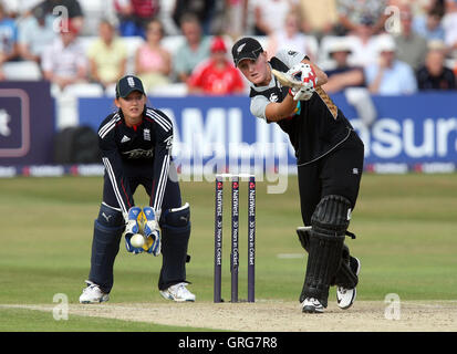 Elizabeth Perry in batting Aktion für Neuseeland Entsprechung als Sarah Taylor auf - England Frauen Vs New Zealand Women - sieht erste der NatWest Sommer T20 Cricket-Serie auf dem Ford County Ground, Heimat von Essex CCC, Chelmsford - 29.06.10 Stockfoto