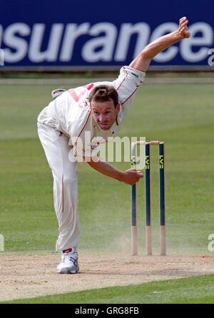 Huw Waters in Aktion für Glamorgan - Essex CCC Vs Glamorgan CCC - LV County Championship Division zwei Cricket auf dem Ford County Ground, Chelmsford - 27.04.11 bowling Stockfoto