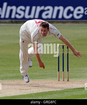 Huw Waters in Aktion für Glamorgan - Essex CCC Vs Glamorgan CCC - LV County Championship Division zwei Cricket auf dem Ford County Ground, Chelmsford - 27.04.11 bowling Stockfoto