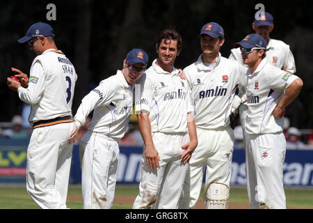 Ryan Ten Doeschate von Essex (3. L) feiert das Wicket von Jon Lewis mit seinem Teamkollegen - Essex CCC Vs Gloucestershire CCC - LV County Championship Division zwei Cricket am Schlosspark, Colchester - 19.08.11 Stockfoto