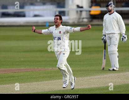 Ryan Ten Doeschate behauptet das Wicket Danny Briggs - Essex CCC Vs Hamsphire CCC - LV County Championship Cricket auf dem Ford County Ground, Chelmsford - 04.12.10 Stockfoto