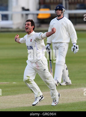 Ryan Ten Doeschate von Essex behauptet das Wicket Danny Briggs - Essex CCC Vs Hamsphire CCC - LV County Championship Cricket auf dem Ford County Ground, Chelmsford - 04.12.10 Stockfoto