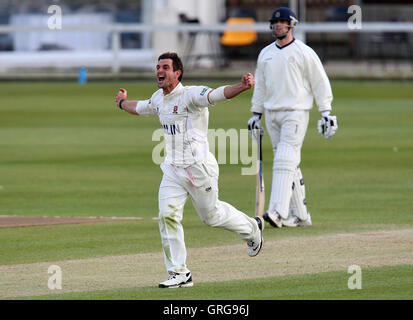 Ryan Ten Doeschate von Essex behauptet das Wicket Danny Briggs - Essex CCC Vs Hamsphire CCC - LV County Championship Cricket auf dem Ford County Ground, Chelmsford - 04.12.10 Stockfoto