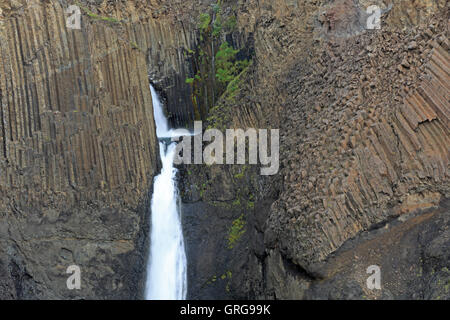 Nahaufnahme eines Teils der Litlanesfoss Wasserfall zeigt die Basaltsäulen Stockfoto