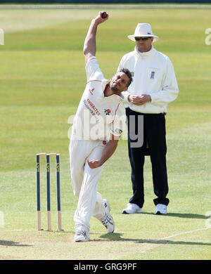 Sajid Mahmood von Lancs in bowling Aktion - Essex CCC Vs Lancashire CCC - LV County Championship Division ein Cricket im Ford County Ground, Chelmsford - 21.04.10 Stockfoto