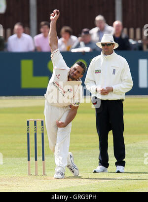 Sajid Mahmood von Lancs in bowling Aktion - Essex CCC Vs Lancashire CCC - LV County Championship Division ein Cricket im Ford County Ground, Chelmsford - 21.04.10 Stockfoto