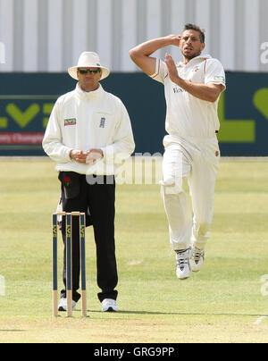 Sajid Mahmood von Lancs in bowling Aktion - Essex CCC Vs Lancashire CCC - LV County Championship Division ein Cricket im Ford County Ground, Chelmsford - 21.04.10 Stockfoto