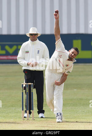 Sajid Mahmood von Lancs in bowling Aktion - Essex CCC Vs Lancashire CCC - LV County Championship Division ein Cricket im Ford County Ground, Chelmsford - 21.04.10 Stockfoto