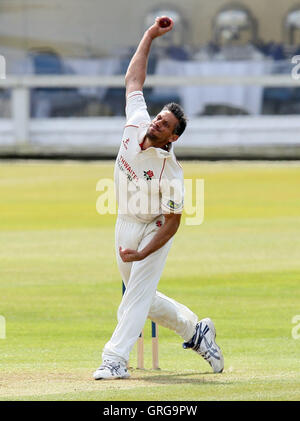 Sajid Mahmood von Lancs in bowling Aktion - Essex CCC Vs Lancashire CCC - LV County Championship Division ein Cricket im Ford County Ground, Chelmsford - 21.04.10 Stockfoto