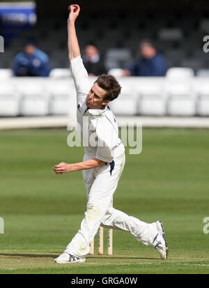 Adam Wilson in bowling Aktion für Leeds/Bradford UCCE - Essex CCC Vs Leeds/Bradford UCCE - Freundschaftsspiel auf dem Ford County Ground, Chelmsford - 04.03.10 Stockfoto