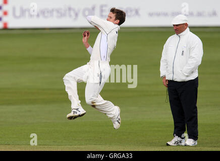 Adam Wilson in Aktion für Leeds/Bradford - Essex CCC Vs Leeds/Bradford UCCE - Freundschaftsspiel auf dem Ford County Ground, Chelmsford - 04.04.10 bowling Stockfoto