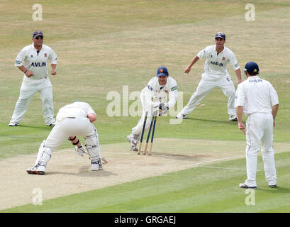 James Foster von Essex rundet das stumping von Luke Fletcher, Weg von der Kegelbahn des dänischen Kaneria - Essex CCC Vs Nottinghamshire CCC - LV County Championship Cricket auf dem Ford County Ground, Chelmsford, Essex - 07.06.10 Stockfoto