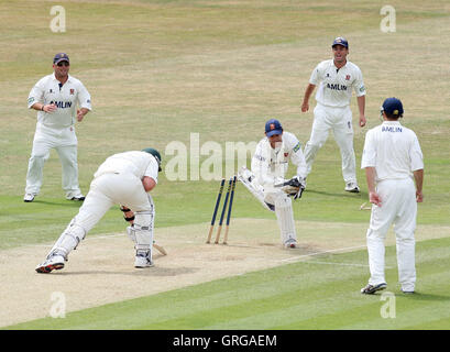 James Foster von Essex rundet das stumping von Luke Fletcher, Weg von der Kegelbahn des dänischen Kaneria - Essex CCC Vs Nottinghamshire CCC - LV County Championship Cricket auf dem Ford County Ground, Chelmsford, Essex - 07.06.10 Stockfoto