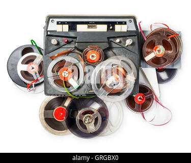 Vintage tragbaren Kassettenrekorder und Audio-Walzen-Sammlung. Gruppe der Objekte isoliert auf weißem Hintergrund mit Beschneidungspfad Stockfoto