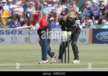 Ravi Bopara of Essex Löcher aus der das Bowling von Craig Meschede - Essex Adler Vs Somerset - Clydesdale Bank CB40 Cricket auf Garon Park, Southend-on-Sea, Essex - 31.07.11 Stockfoto