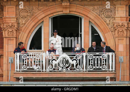 Essex Spieler und Mitarbeiter blicken auf vom Ankleidezimmer Balkon - Middlesex CCC Vs Essex CCC - LV County Championship Division Two an Lords Ground - 14.04.11 Stockfoto