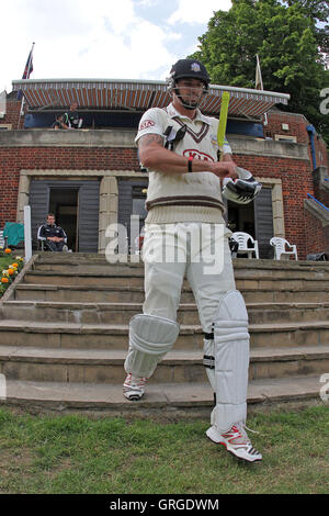 Kevin Pietersen von Surrey geht raus - Surrey CCC Vs Essex CCC - LV County Championship Division zwei Cricket an Whitgift School - 19.05.11 Fledermaus Stockfoto