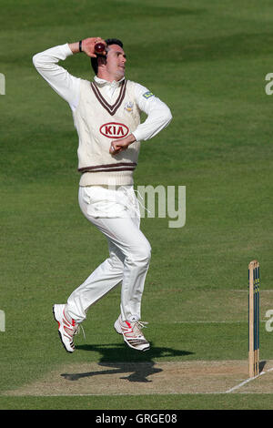 Kevin Pietersen in bowling Aktion für Surrey - Surrey CCC Vs Essex CCC - LV County Championship Division zwei Cricket an Whitgift School - 20.05.11 Stockfoto