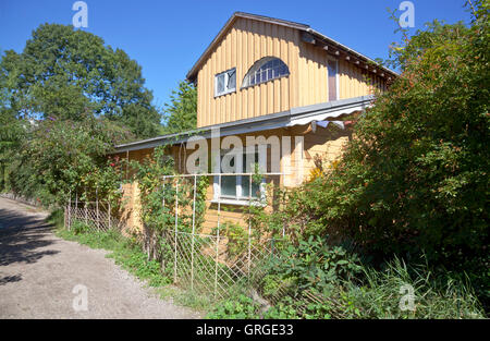 Gelb aus Holz Wohnhaus in Freetown Christiania, Kopenhagen, Dänemark Stockfoto