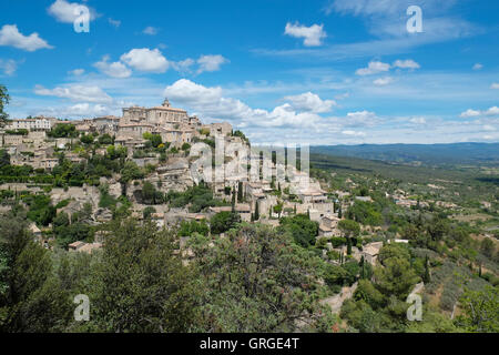 Hügel-Dorf von Gordes im Luberon Bereich der Vaucluse, Provence, Frankreich. Stockfoto