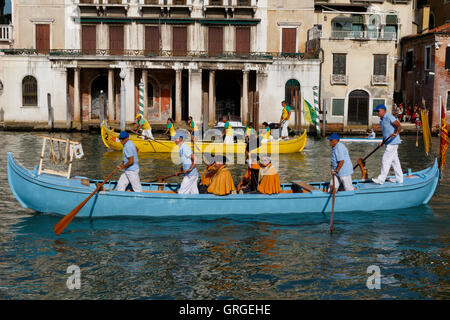 Venedig, Italien - 4. September 2016: Historische Schiffe öffnen die Regata Storica, das wichtigste Ereignis in der jährlichen "Voga Alla Veneta" Stockfoto