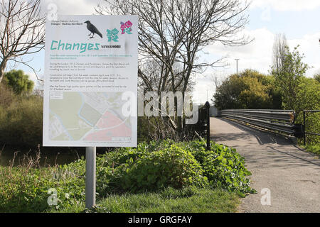 Schilder am Eingang nach Osten Marsh, Hackney Sümpfe, London zeigt, dass das Gebiet in ein Busparkplatz für die Olympischen Spiele 2012 - 04.01.12 konvertiert wird Stockfoto